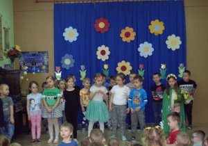 Dzieci recytują wierszyki o wiośnie.